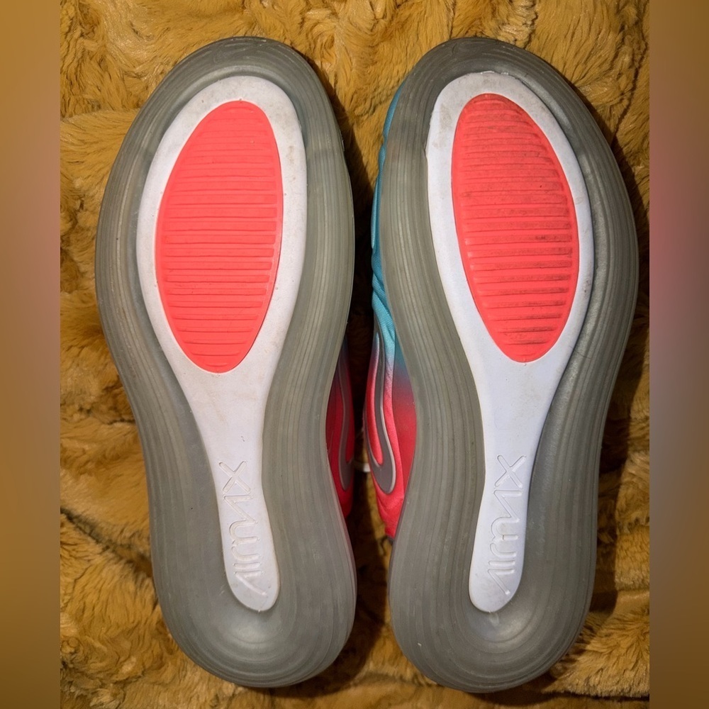 Woman’s Nike Air Max 720’s - Picture 6 of 16